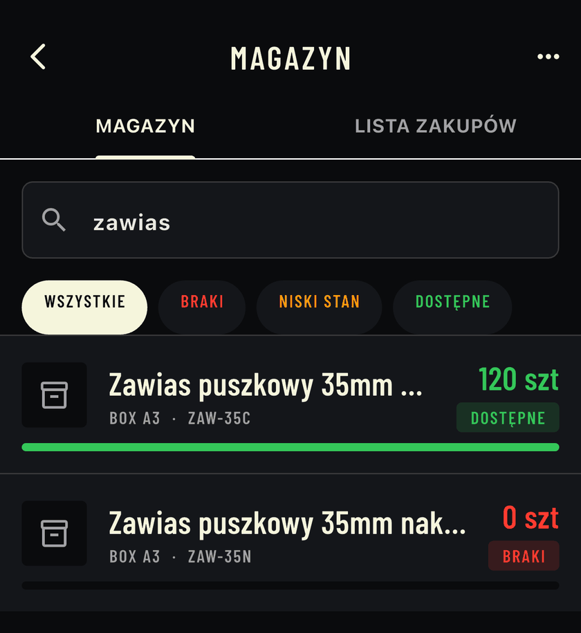 Wyszukiwarka magazynu w aplikacji Stocker z wpisanym słowem „zawias”. Dwa wyniki: zawias puszkowy ZAW-35C w BOX A3 — 120 szt, dostępne; zawias puszkowy ZAW-35N w BOX A3 — 0 szt, braki.